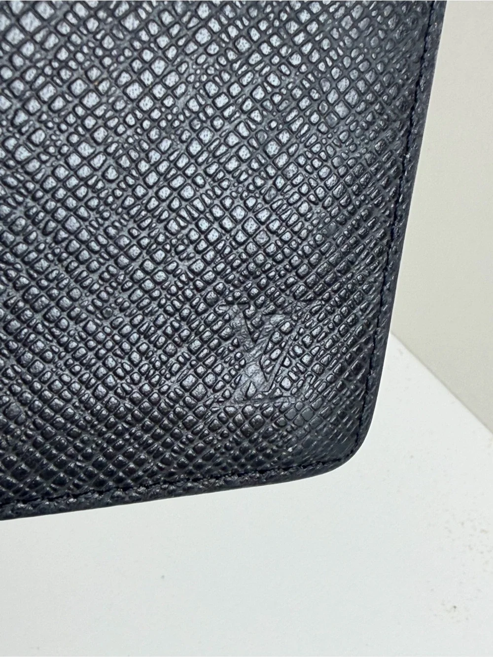 AUTHENTIC LOUIS VUITTON TAIGA LEATHER LONG WALLET